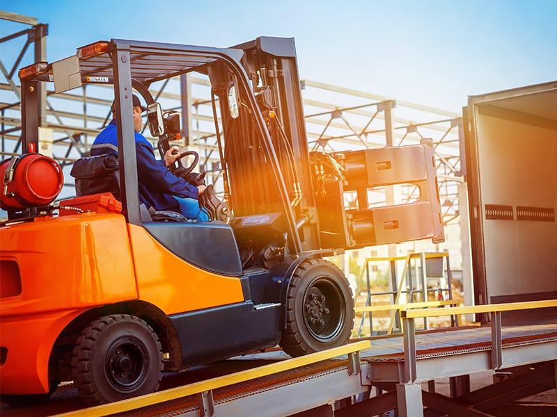 Internal Combustion Forklifts vs. Electric Forklifts